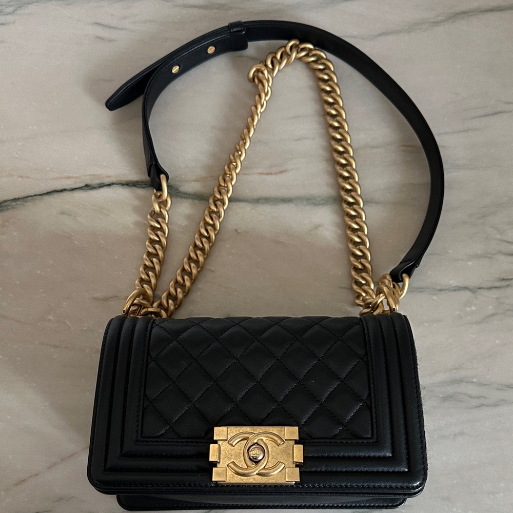 CHANEL Black Quilted Shoulder Bag with Gold Chain